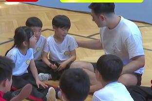 操碎了心！篮协主席姚明训练时看着王哲林练罚篮 并给后者喂球
